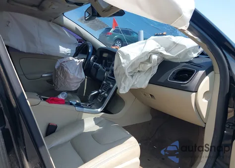 2015 Volvo S60 T5 Premier Plus z USA, uszkodzony, nr VIN YV126MFC7F1310000